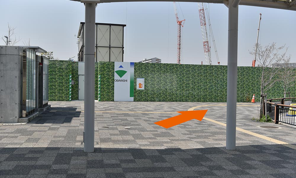 バス乗り場前から右手へ進む道順