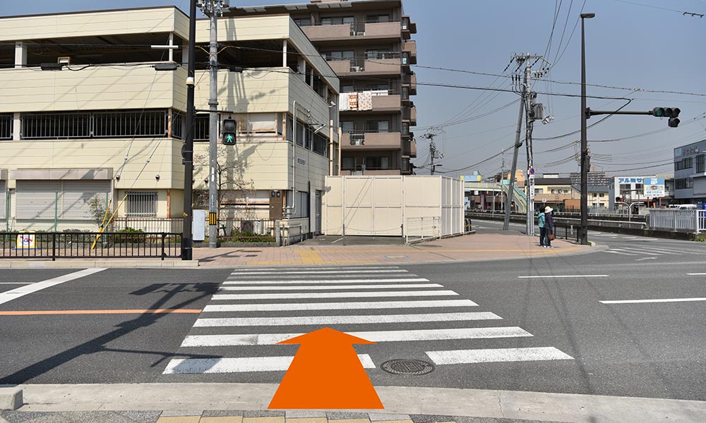 交差点を渡って直進する道順