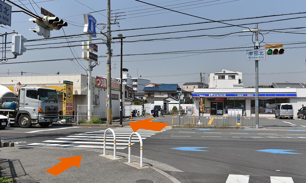 交差点を渡って左手へ進む道順