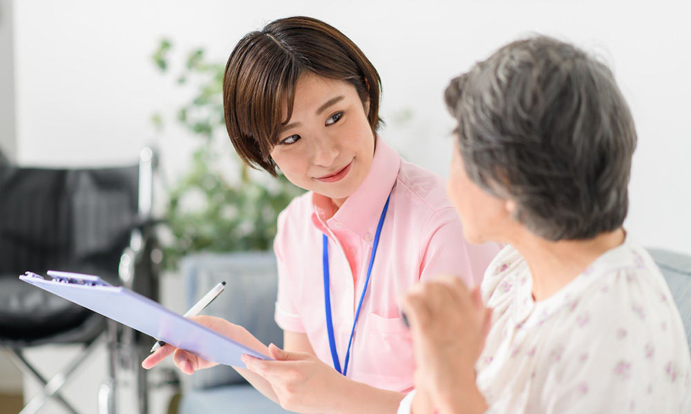 高齢の方の話を聞く医療・介護スタッフ