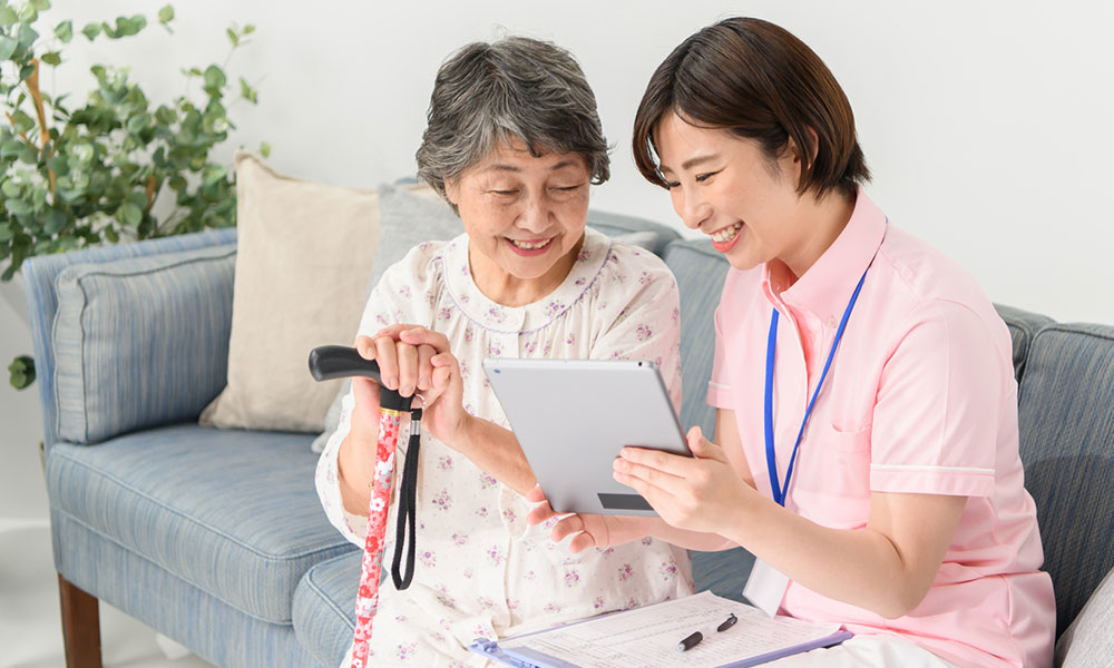 介護について専門職へ相談する様子